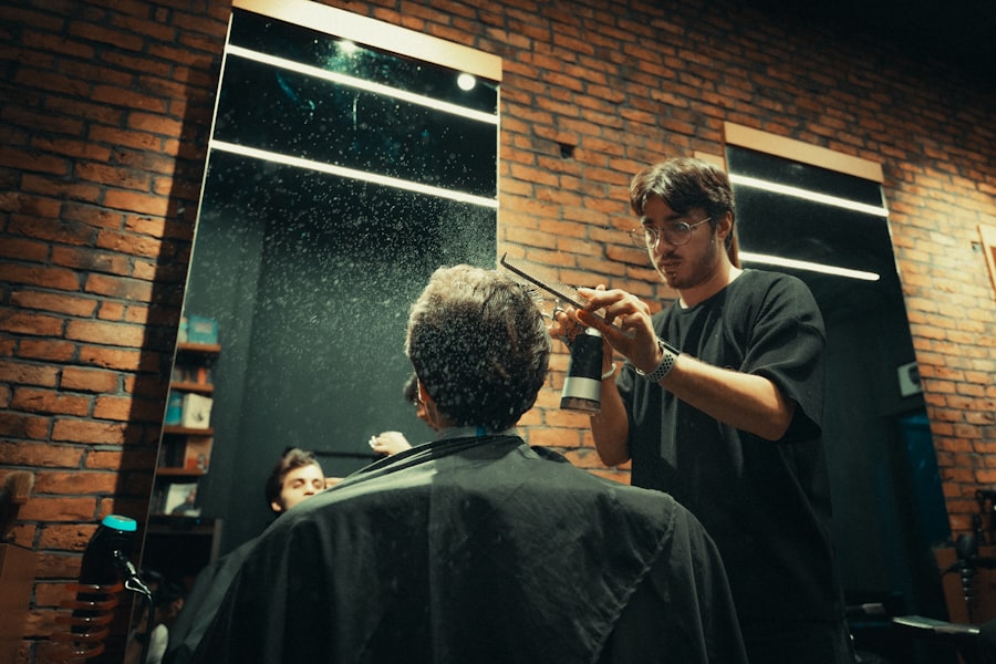 Barbero realizando un corte de cabello en una barbería