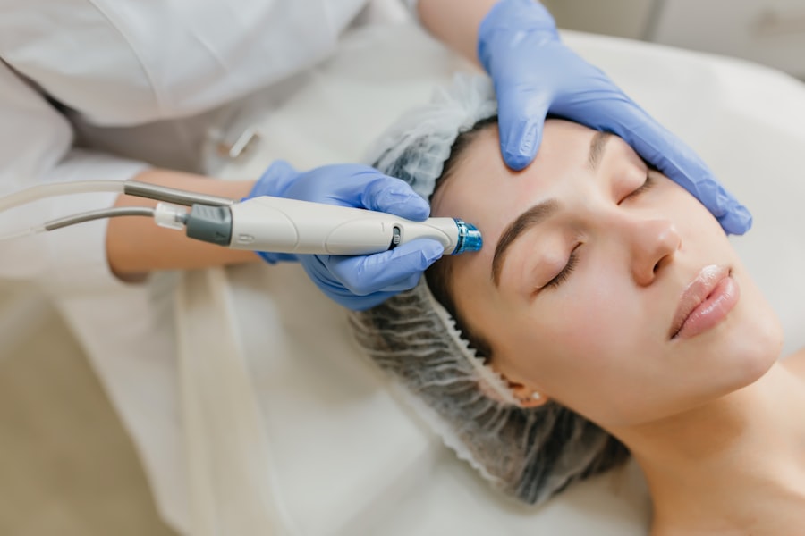 Tratamiento facial profesional en un centro de estética
