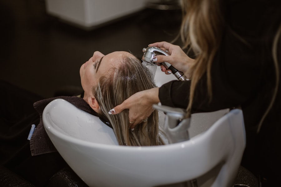 Lavado de cabello profesional en una peluquería