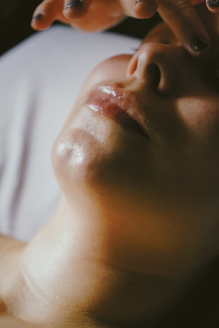 Masaje facial relajante en un spa